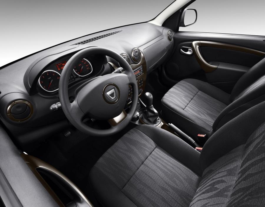 Интерьер Dacia Duster 2010 года  (фото 15 из 66)